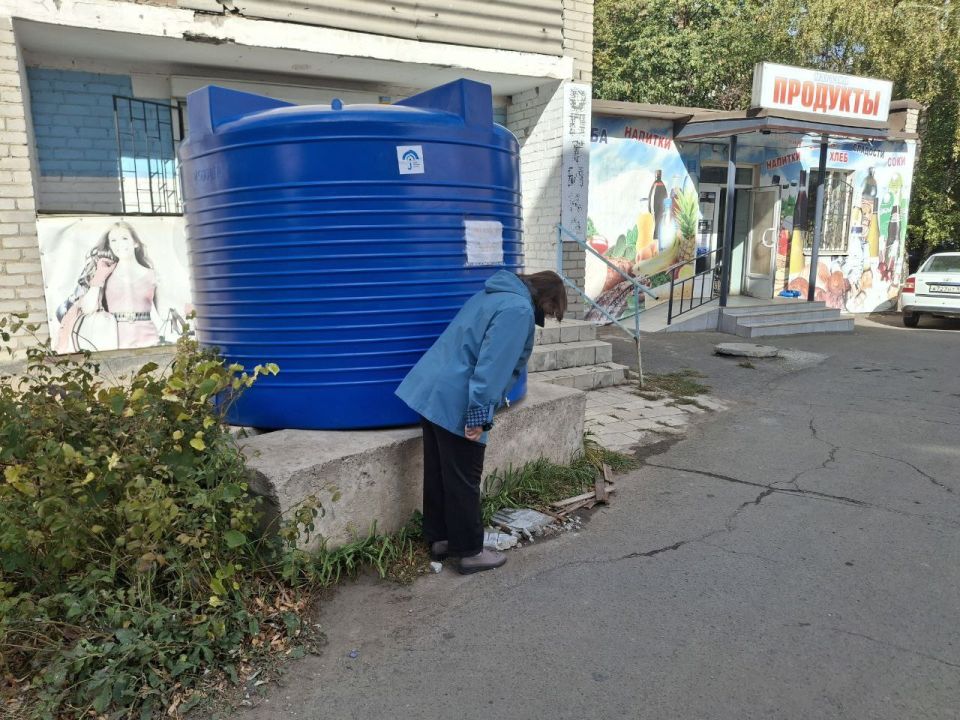 27 октября 2025 года во исполнение поручения Главы Донецкой Народной Республики депутаты Ясиноватского муниципального совета Николай Коляденко, Сергей Куксенко и Ирина Евсюкова посетили места подвоза воды 27 октября 2025 года во исполнение поручения Главы Донецкой Народной Республики депутаты Ясиноватского муниципального совета Николай Коляденко, Сергей Куксенко и Ирина Евсюкова посетили места подвоза воды