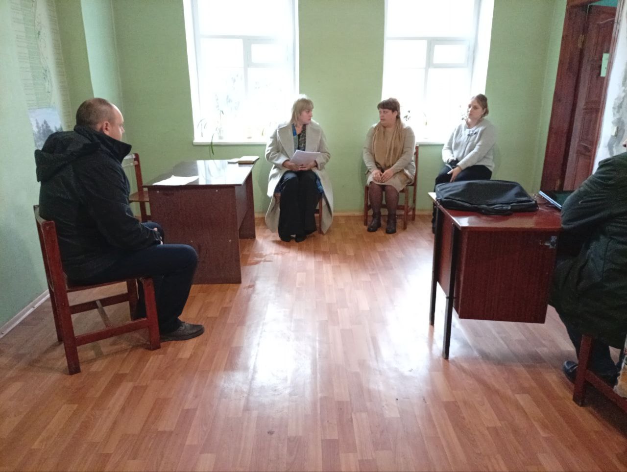 Недавно в селе Октябрьское прошла встреча, на которой Первый заместитель главы администрации Иван Борзых и директор Департамента по развитию территорий Юлия Самко встретились с трудовым коллективом территориального сектора Недавно в селе Октябрьское прошла встреча, на которой Первый заместитель главы администрации Иван Борзых и директор Департамента по развитию территорий Юлия Самко встретились с трудовым коллективом территориального сектора