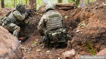 Ситуация для ВСУ в Красноармейске и Димитрове безнадежная, поэтому им надо сдаваться в плен и спасать себя, не дожидаясь распоряжений из Киева, сказал газете ВЗГЛЯД военный эксперт Андрей Кошкин