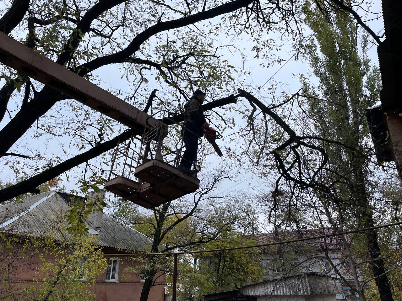 Сегодня, 28 октября, с целью обеспечения безопасности жизнедеятельности населения и предупреждения возникновения аварийных ситуаций Управой Кировского внутригородского района Администрации городского округа Макеевка с...