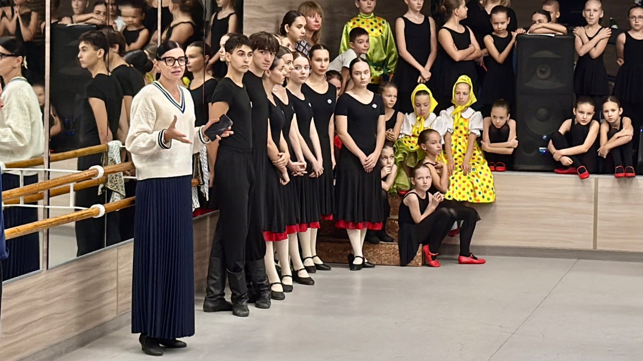 На репетиционной базе Заслуженного государственного академического ансамбля песни и танца «Донбасс» прошла экскурсия для студентов Донецкого колледжа культуры и искусств в рамках акции «Учиться в Донбассе»