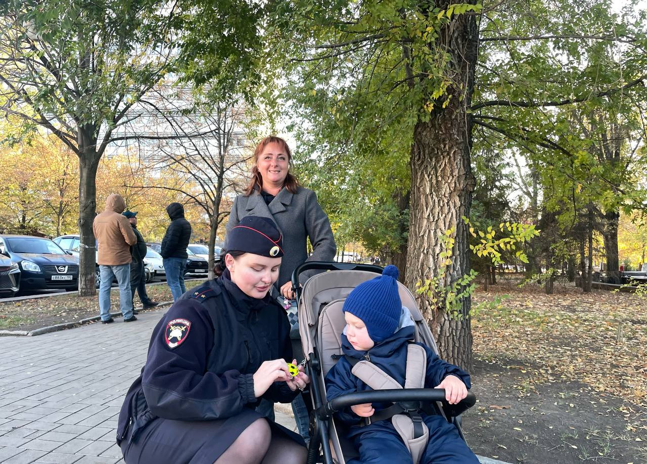 Сотрудники Госавтоинспекции проводят профилактические мероприятия с водителями и пешеходами