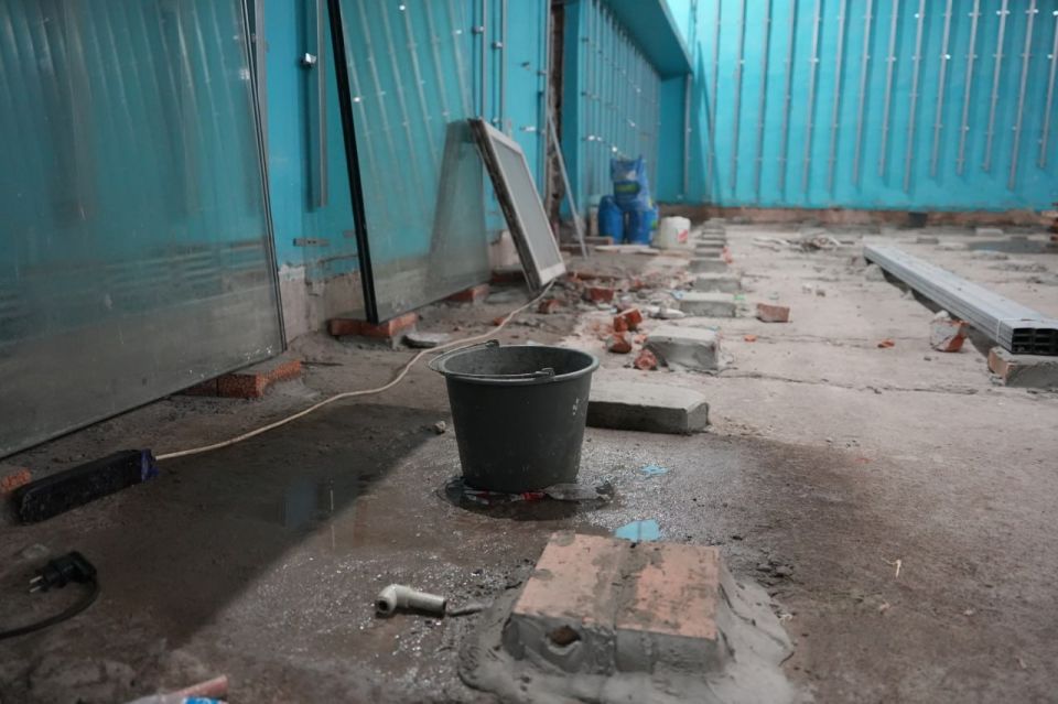 Специалисты устраняют протечки в спорткомплексе «Спарта»