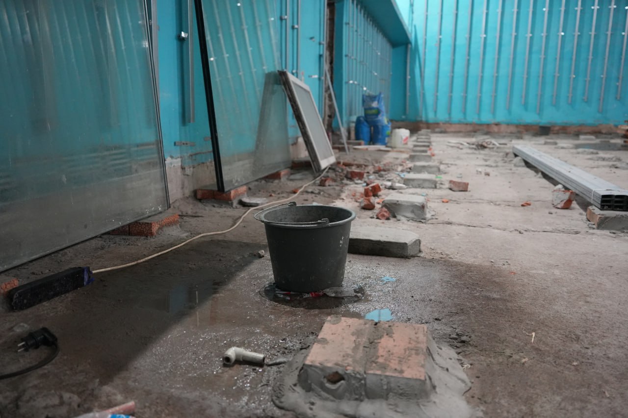 Специалисты устраняют протечки в спорткомплексе «Спарта»