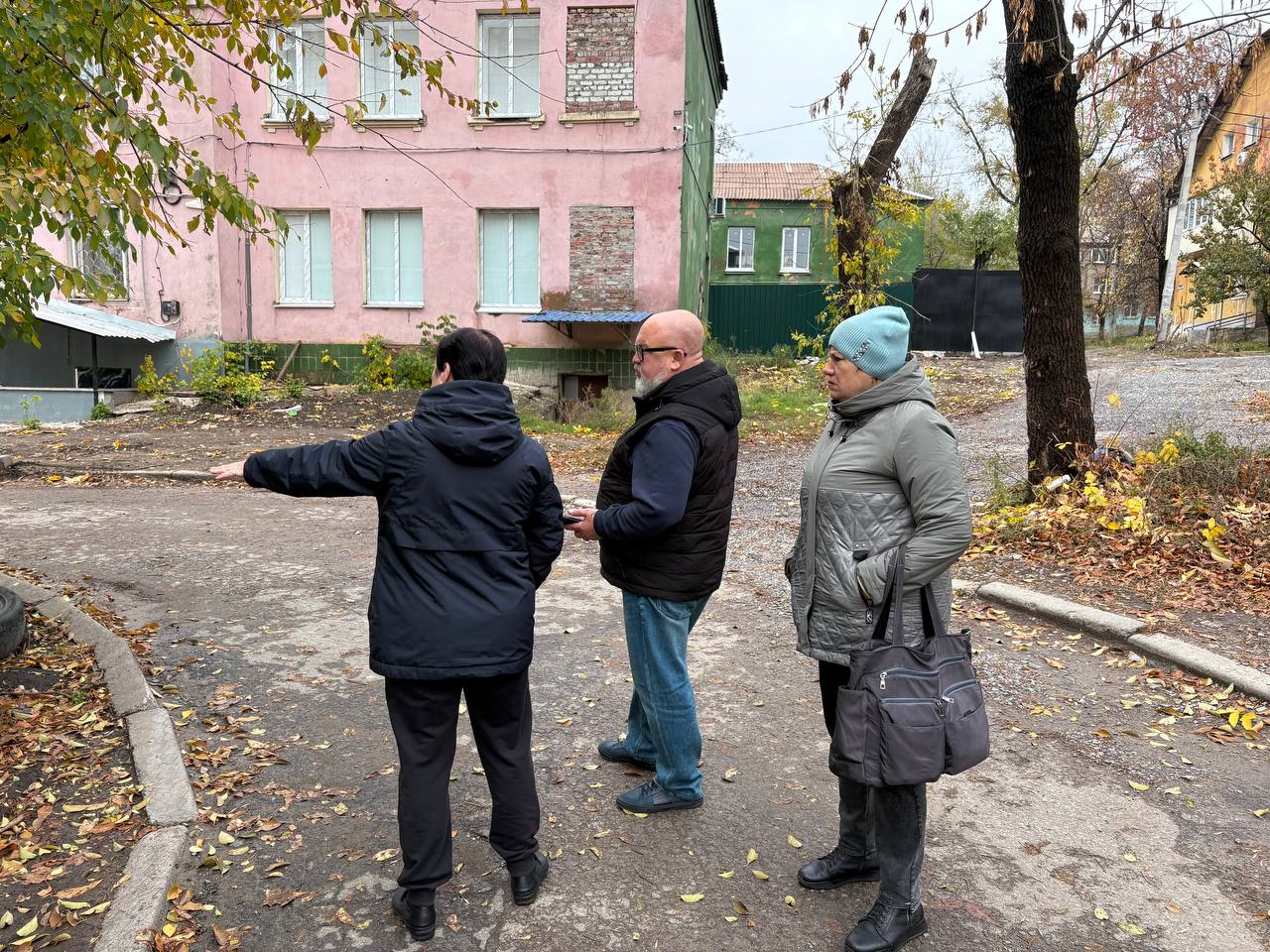 По поручению Главы ДНР Дениса Пушилин 28.10.2025 по адресу: г. Донецк, ул. Рослого,82 состоялась встреча с жителями, на которой присутствовал первый заместитель руководителя Управы Ленинского внутригородского района Тимур... По поручению Главы ДНР Дениса Пушилин 28.10.2025 по адресу: г. Донецк, ул. Рослого,82 состоялась встреча с жителями, на которой присутствовал первый заместитель руководителя Управы Ленинского внутригородского района Тимур...