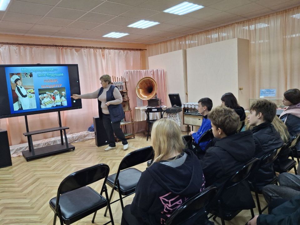 Каникулы с пользой: ясиноватские школьники погрузились в мир профессий Каникулы с пользой: ясиноватские школьники погрузились в мир профессий