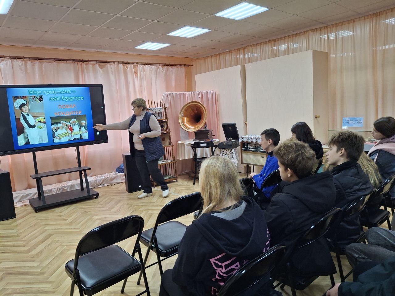 Каникулы с пользой: ясиноватские школьники погрузились в мир профессий Каникулы с пользой: ясиноватские школьники погрузились в мир профессий