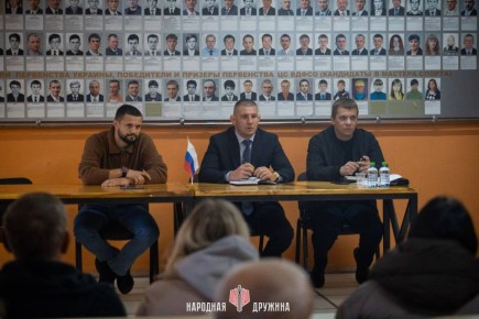 Депутат #Комитет_по_физической_культуре_спорту_и_туризму Максим Швец встретился с Руководителем Народной Дружины Артуром Гасановым и заведующим сектором физической культуры, спорта и туризма Администрации города Горловки...