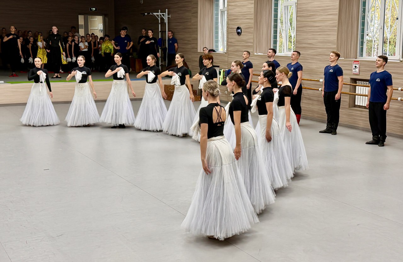 На репетиционной базе Заслуженного государственного академического ансамбля песни и танца «Донбасс» прошла экскурсия для студентов Донецкого колледжа культуры и искусств в рамках акции «Учиться в Донбассе» На репетиционной базе Заслуженного государственного академического ансамбля песни и танца «Донбасс» прошла экскурсия для студентов Донецкого колледжа культуры и искусств в рамках акции «Учиться в Донбассе»