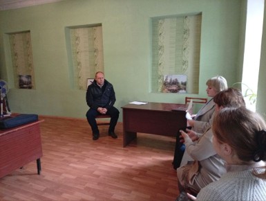 Недавно в селе Октябрьское прошла встреча, на которой Первый заместитель главы администрации Иван Борзых и директор Департамента по развитию территорий Юлия Самко встретились с трудовым коллективом территориального сектора