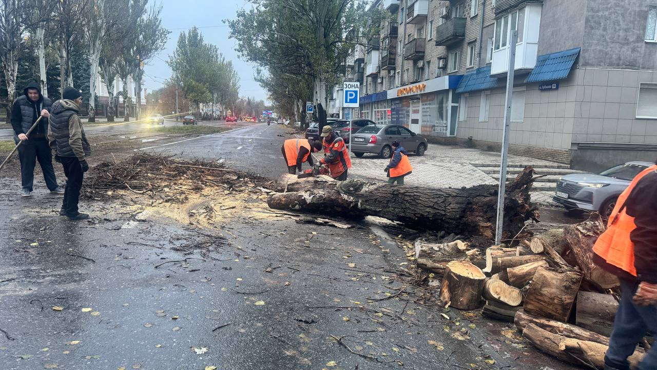 Сегодня, 28.10.2025, сотрудниками МУП АГОД ДНР "ЗЕЛЕНОЕ СТРОИТЕЛЬСТВО Г.ДОНЕЦКА", выполнены работы по уборке аварийных деревьев в Ленинском внутригородском районе города Донецка Сегодня, 28.10.2025, сотрудниками МУП АГОД ДНР "ЗЕЛЕНОЕ СТРОИТЕЛЬСТВО Г.ДОНЕЦКА", выполнены работы по уборке аварийных деревьев в Ленинском внутригородском районе города Донецка