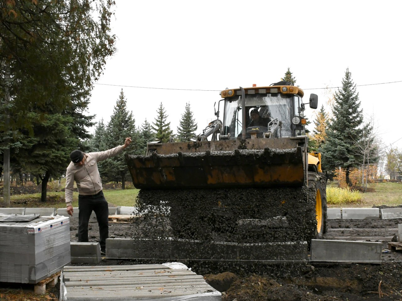 Сергей Назаров проверил благоустройство южной части парка «Победа» Сергей Назаров проверил благоустройство южной части парка «Победа»