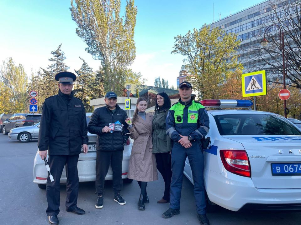 Сотрудники Госавтоинспекции проводят профилактические мероприятия с водителями и пешеходами Сотрудники Госавтоинспекции проводят профилактические мероприятия с водителями и пешеходами