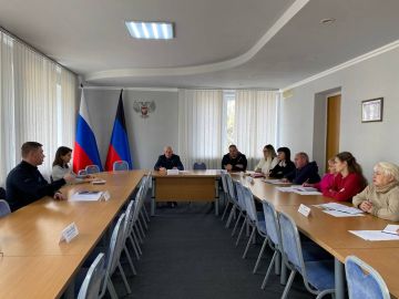 Евгений Поплавский: Провел заседание штаба по здравоохранению с главным врачом ГБУ ДНР «ЦГБ г. Харцызска» Андреем Медведевым, сотрудниками Администрации, депутатами и представителями некоммерческих организаций, где были...