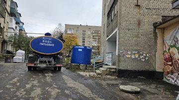 27 октября 2025 года во исполнение поручения Главы Донецкой Народной Республики депутаты Ясиноватского муниципального совета Николай Коляденко, Сергей Куксенко и Ирина Евсюкова посетили места подвоза воды