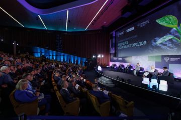 Заместитель министра промышленности и торговли ДНР Наталья Козина и директор департамента торговли Минпромторга ДНР Дарья Мирошник приняли участие в церемонии открытия новой программы "Угольные города"