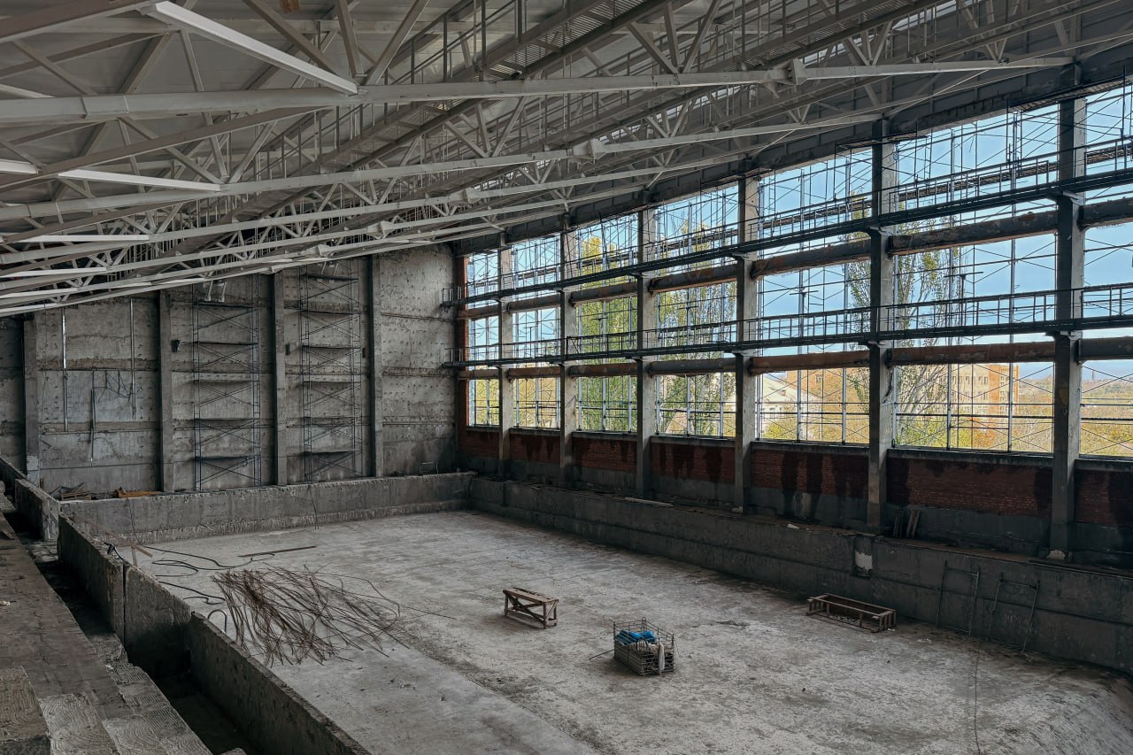 Петербургские строители продолжают восстанавливать спорткомплекс «Нептун» в Мариуполе Петербургские строители продолжают восстанавливать спорткомплекс «Нептун» в Мариуполе