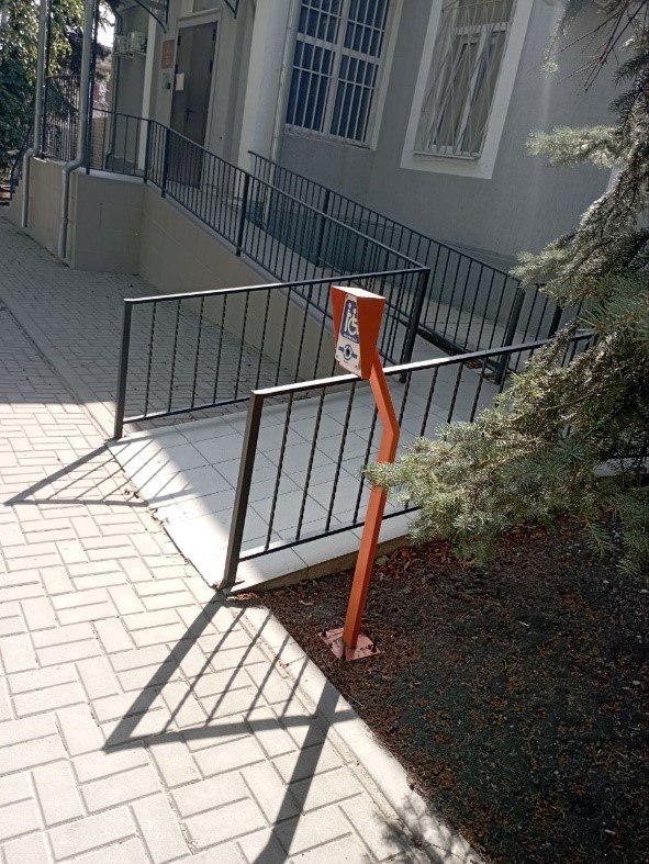 Доступность без барьерной среды для маломобильных групп населения во входной группе здания прокуратуры Волновахского района