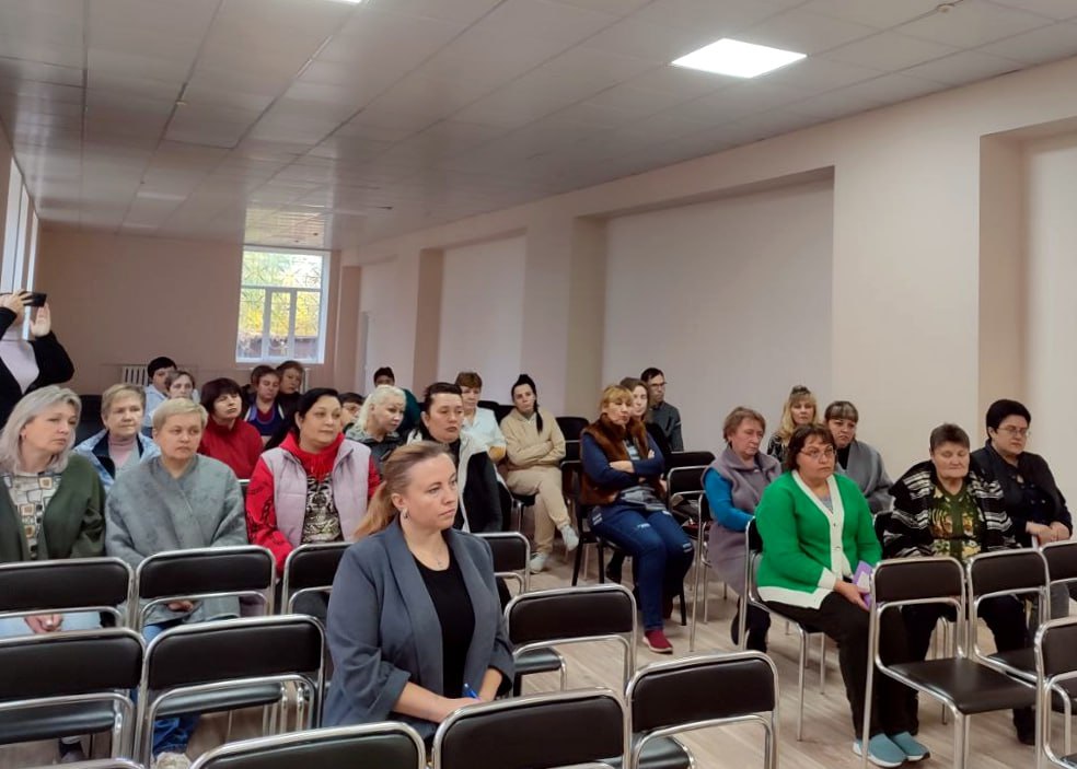 Иван Адамец: В рамках поручения Главы ДНР Дениса Пушилина заместитель руководителя управы Куйбышевского района Елена Строганова и депутат Донецкого городского совета Алексей Ковровский встретились с коллективом... Иван Адамец: В рамках поручения Главы ДНР Дениса Пушилина заместитель руководителя управы Куйбышевского района Елена Строганова и депутат Донецкого городского совета Алексей Ковровский встретились с коллективом...