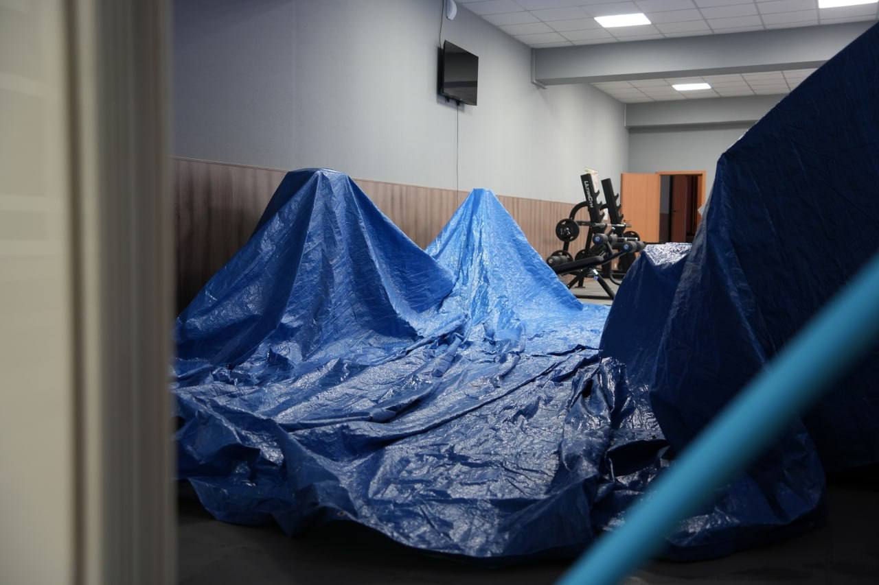 Специалисты устраняют протечки в спорткомплексе «Спарта» Специалисты устраняют протечки в спорткомплексе «Спарта»