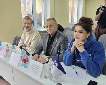 Дмитрий Огилец: Сегодня вместе со своей коллегой Анастасией Селивановой в Харцызском филиале "Центр развития молодежных инициатив Республики» участвовал в роли жюри турнира "Лига ораторов", который проводится в Донецкой...
