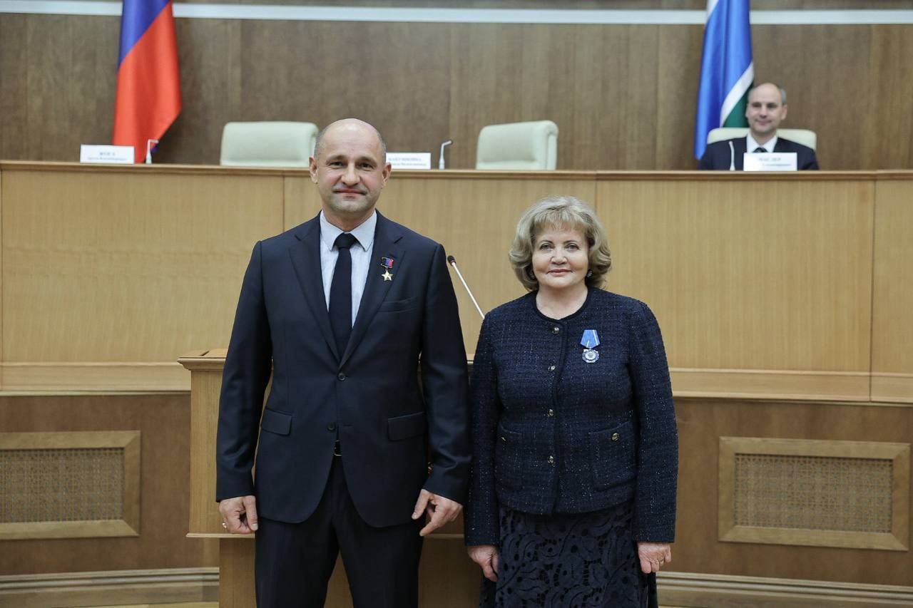 Артём Жога: Вручил Орден Почета председателю Законодательного Собрания Свердловской области Людмиле Валентиновне Бабушкиной Артём Жога: Вручил Орден Почета председателю Законодательного Собрания Свердловской области Людмиле Валентиновне Бабушкиной