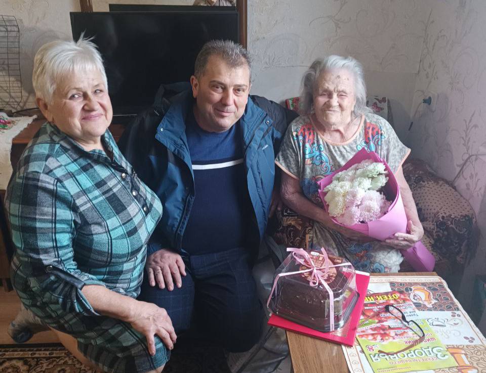 По труду и честь: в Волновахе партийцы Единой России поздравили 100-летнего кавалера ордена «Знак Почёта»