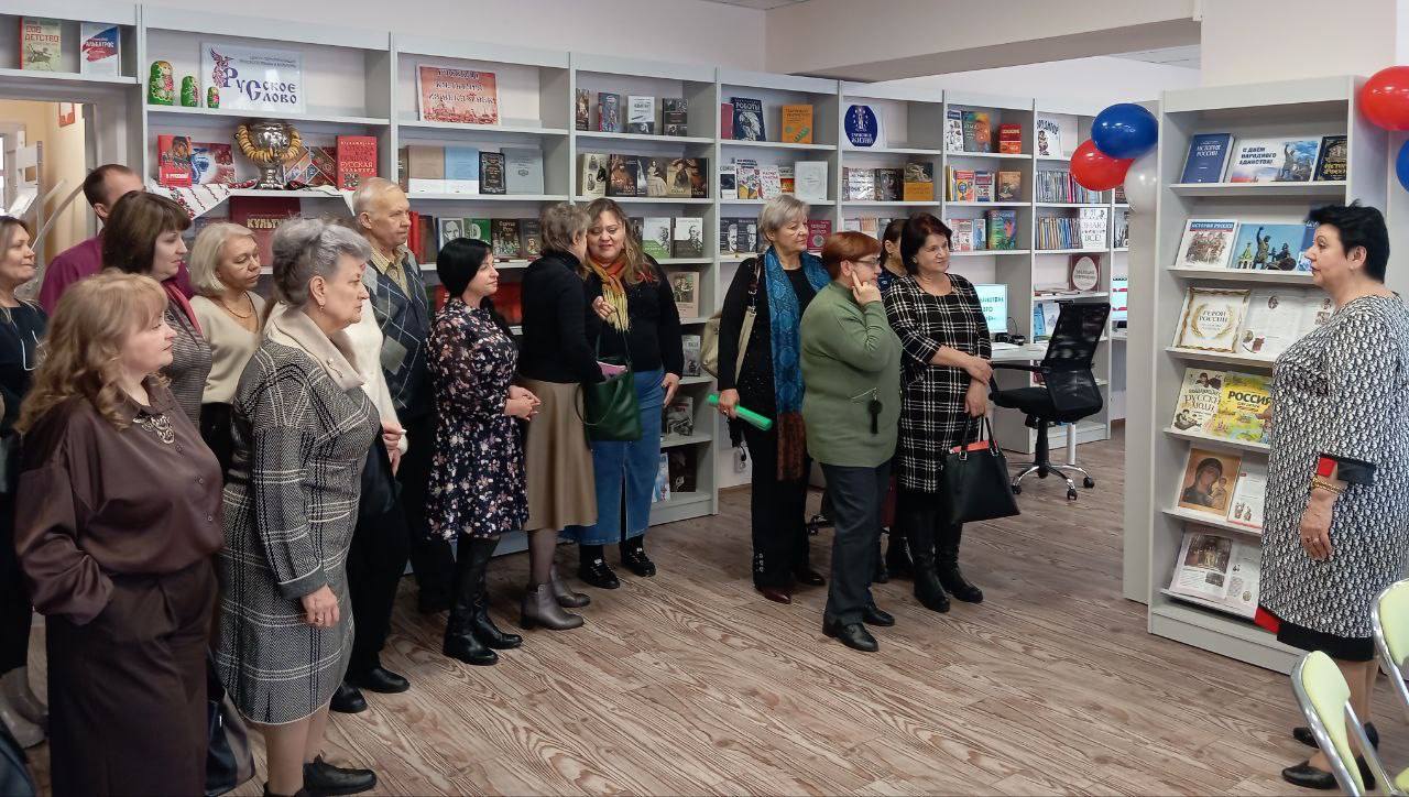 Мы - едины!.  . Ушли в историю года, Цари менялись и народы, Но время смутное, невзгоды Русь не забудет никогда! Деревни, сёла, города С поклоном русскому народу Сегодня празднуют свободу И День единства навсегда! Н