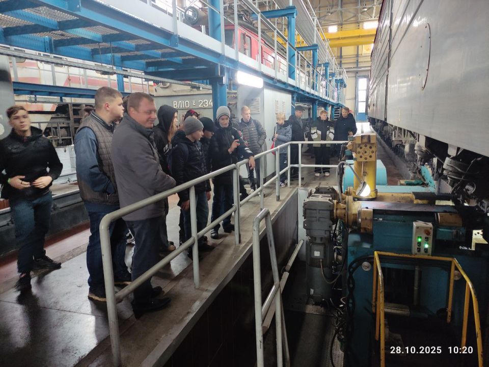 В локомотивном депо Ясиноватая Донецкого филиала ФГУП «ЖДН» прошла экскурсия для воспитанников Донецкой детской железной дороги В локомотивном депо Ясиноватая Донецкого филиала ФГУП «ЖДН» прошла экскурсия для воспитанников Донецкой детской железной дороги