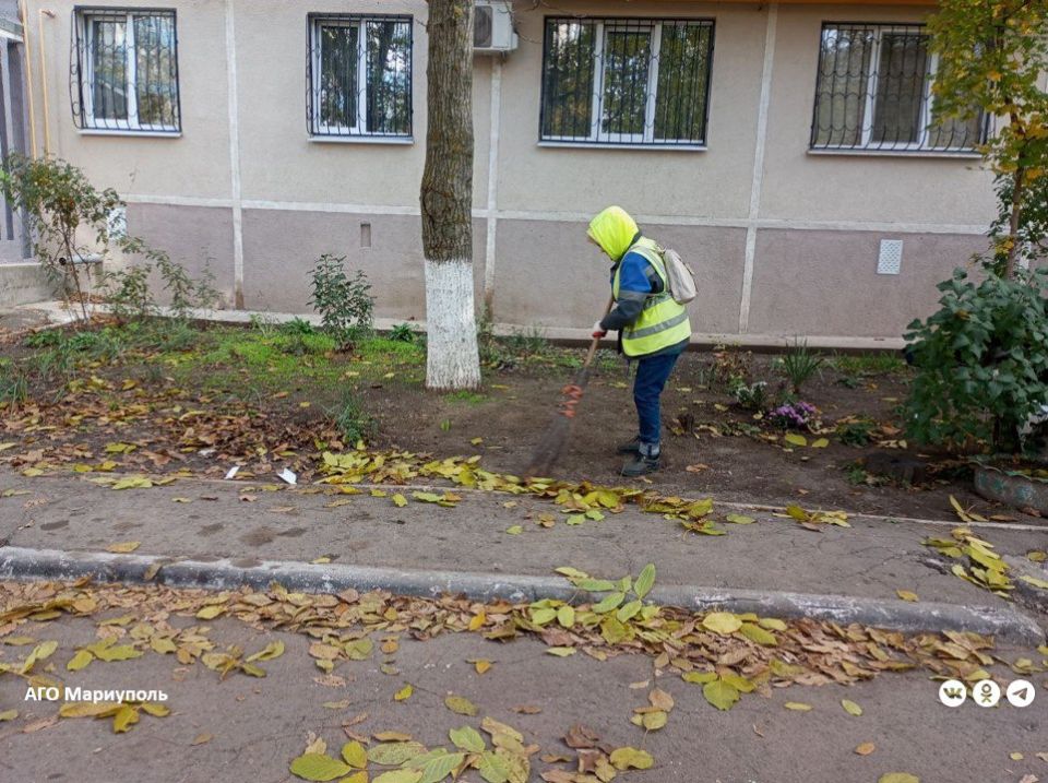 Коммунальщики провели уборку придомовых территорий в трех районах Мариуполя Коммунальщики провели уборку придомовых территорий в трех районах Мариуполя
