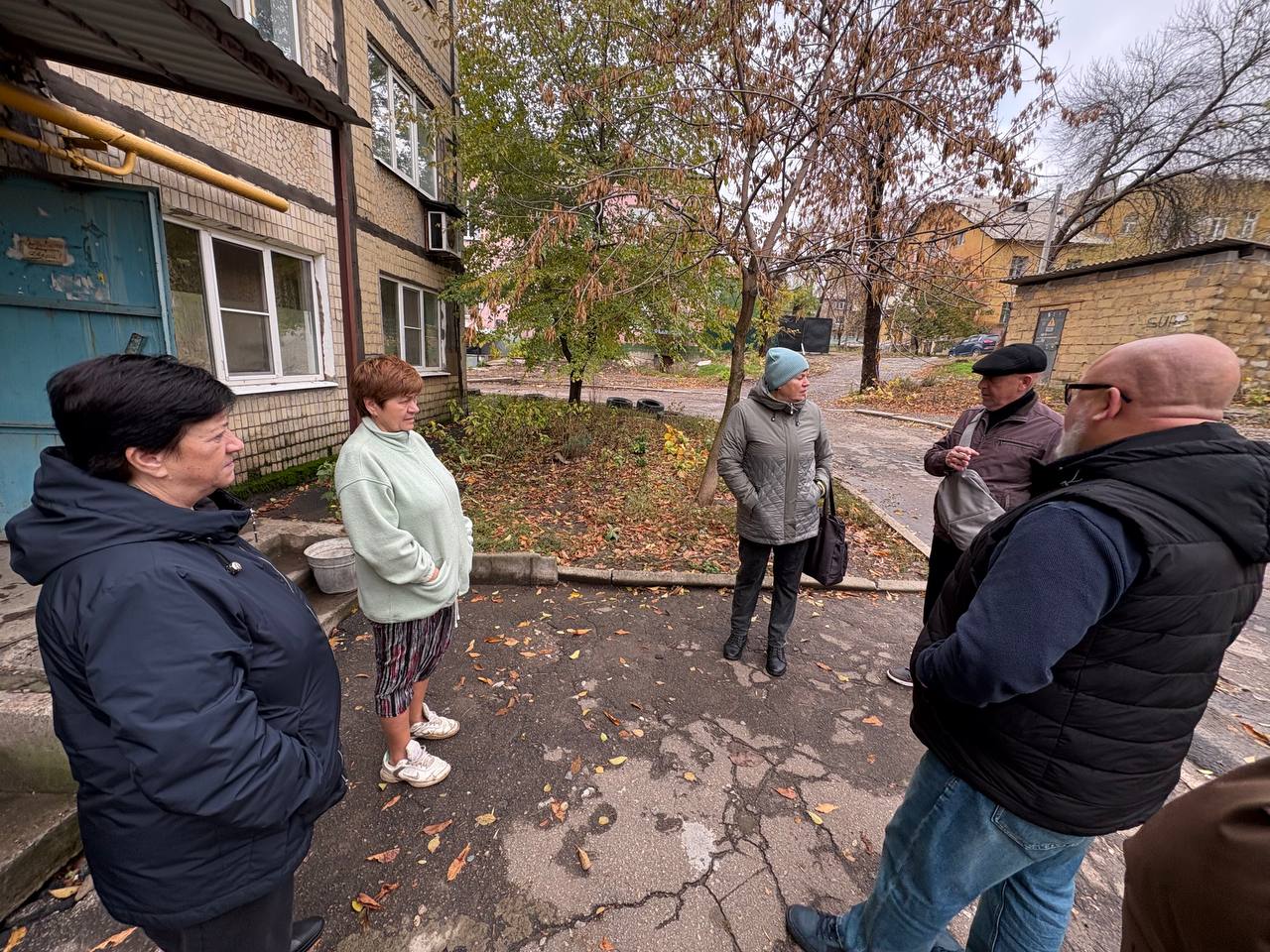 По поручению Главы ДНР Дениса Пушилин 28.10.2025 по адресу: г. Донецк, ул. Рослого,82 состоялась встреча с жителями, на которой присутствовал первый заместитель руководителя Управы Ленинского внутригородского района Тимур... По поручению Главы ДНР Дениса Пушилин 28.10.2025 по адресу: г. Донецк, ул. Рослого,82 состоялась встреча с жителями, на которой присутствовал первый заместитель руководителя Управы Ленинского внутригородского района Тимур...