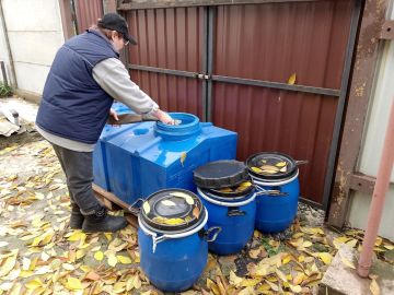 В Кировском внутригородском районе при поддержке региона-шефа Московская область продолжается подвоз воды для жителей домов, в которые в установленный графиком день не поступила вода