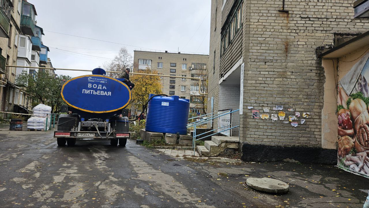 27 октября 2025 года во исполнение поручения Главы Донецкой Народной Республики депутаты Ясиноватского муниципального совета Николай Коляденко, Сергей Куксенко и Ирина Евсюкова посетили места подвоза воды