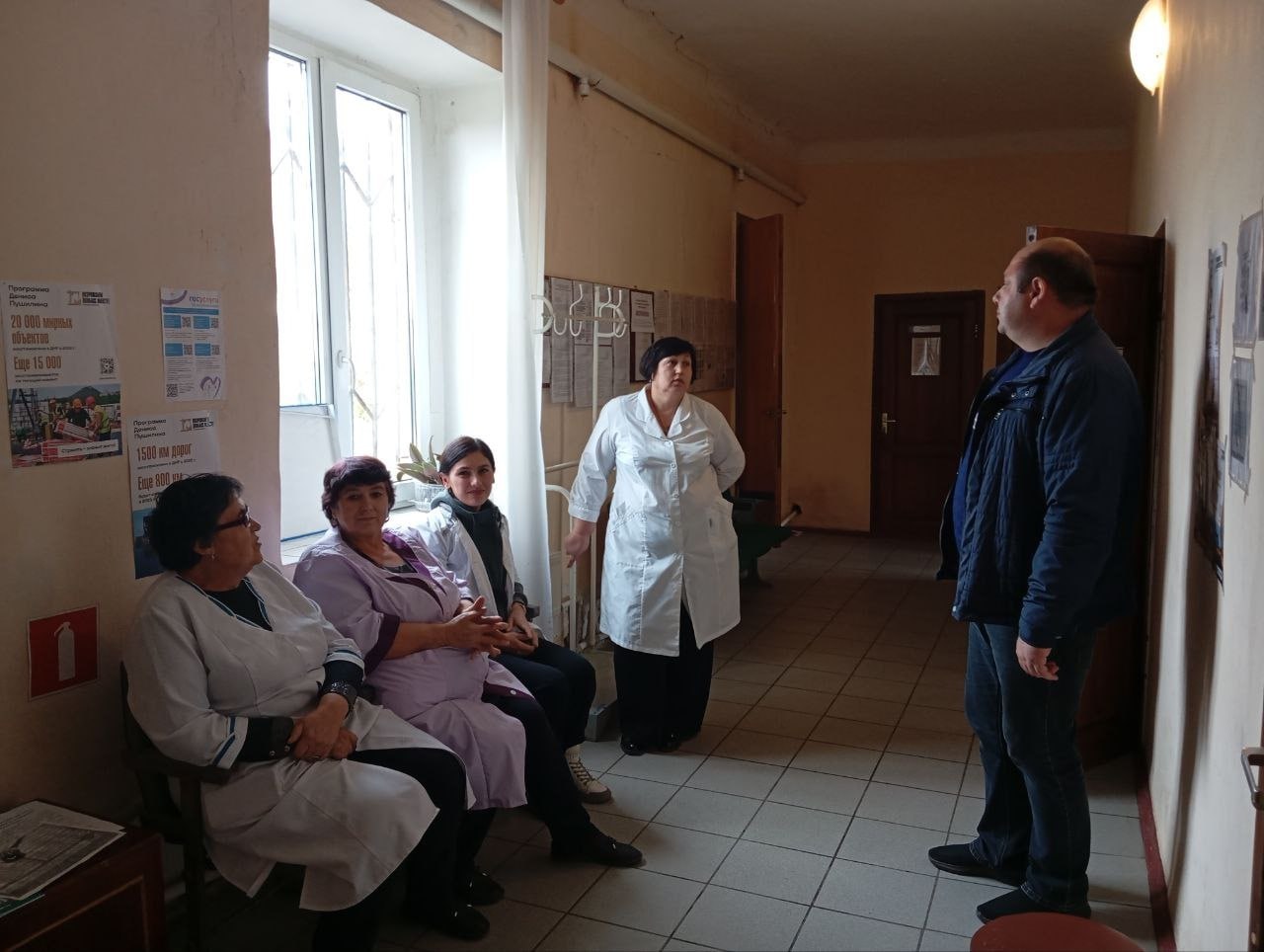 Заведующий Стыльским территориальным сектором Администрации Старобешевского муниципального округа Малай Иван провел встречу с трудовым коллективом Стыльской амбулатории ОПСМ села Стыла