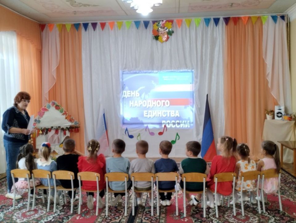 В детском саду Ждановки прошли мероприятия ко Дню народного единства В детском саду Ждановки прошли мероприятия ко Дню народного единства