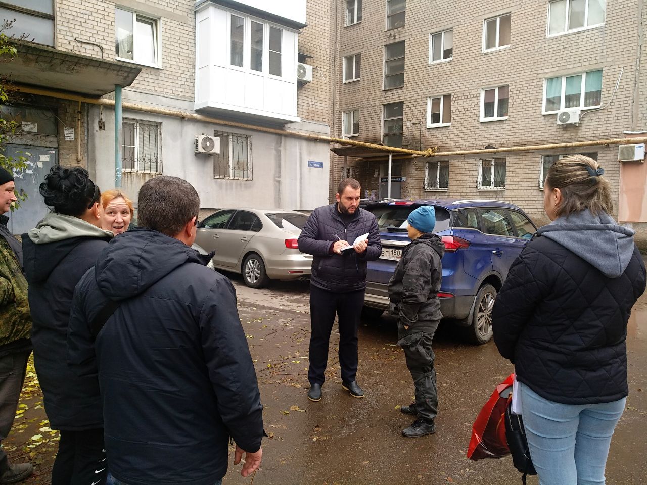 По поручению Главы ДНР Дениса Пушилина 28.10.2025 по адресу: г.Донецк, пр.Ленинский,1 состоялась встреча с жителями района, на которой присутствовал заместитель руководителя Управы Ленинского внутригородского района...