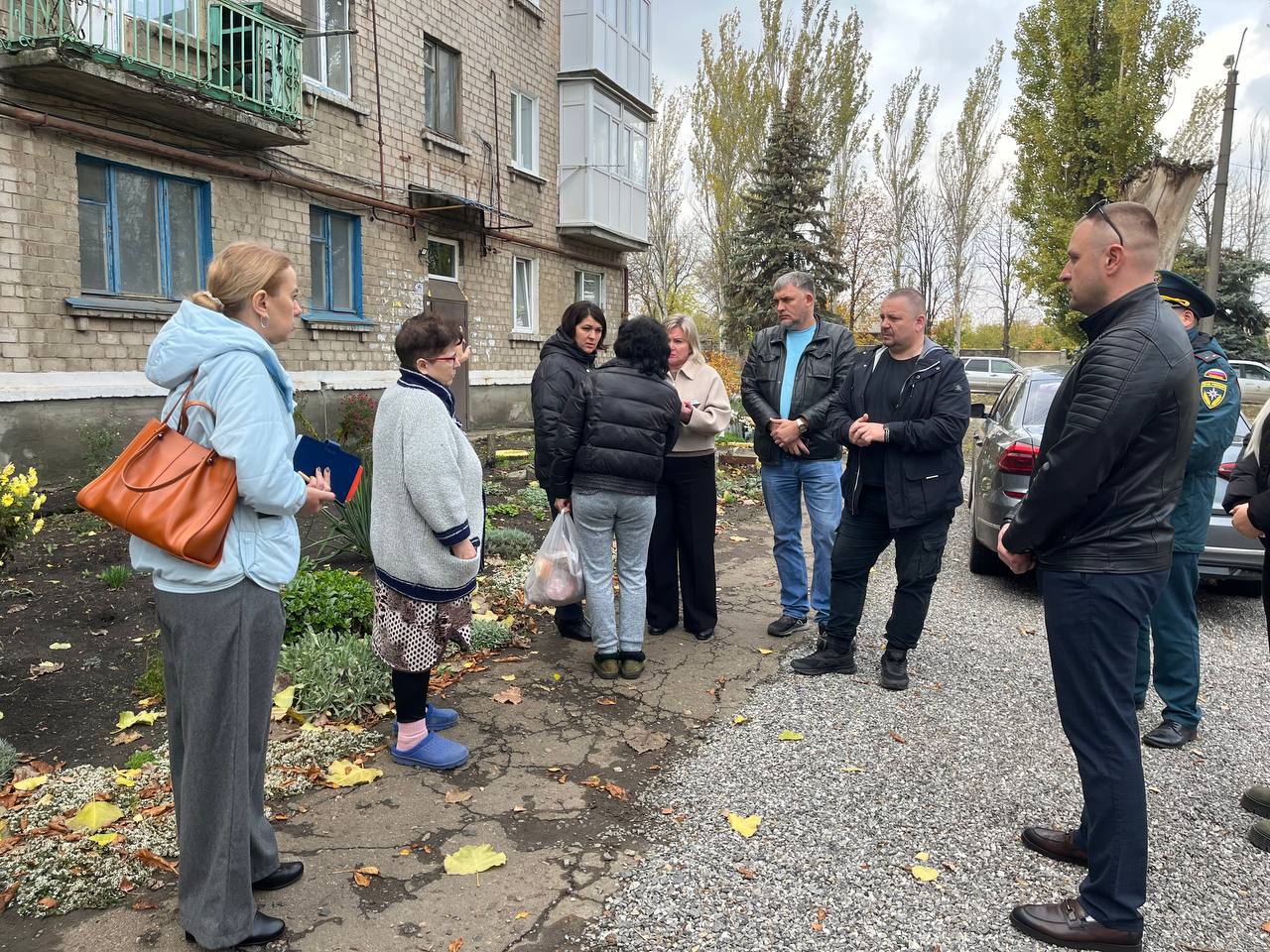 Первый заместитель главы Администрации городского округа Харцызск Олег Захаров совместно с заместителем главы Администрации городского округа Харцызск Александром Кострюченко провели встречу с жителями в г. Харцызск по... Первый заместитель главы Администрации городского округа Харцызск Олег Захаров совместно с заместителем главы Администрации городского округа Харцызск Александром Кострюченко провели встречу с жителями в г. Харцызск по...