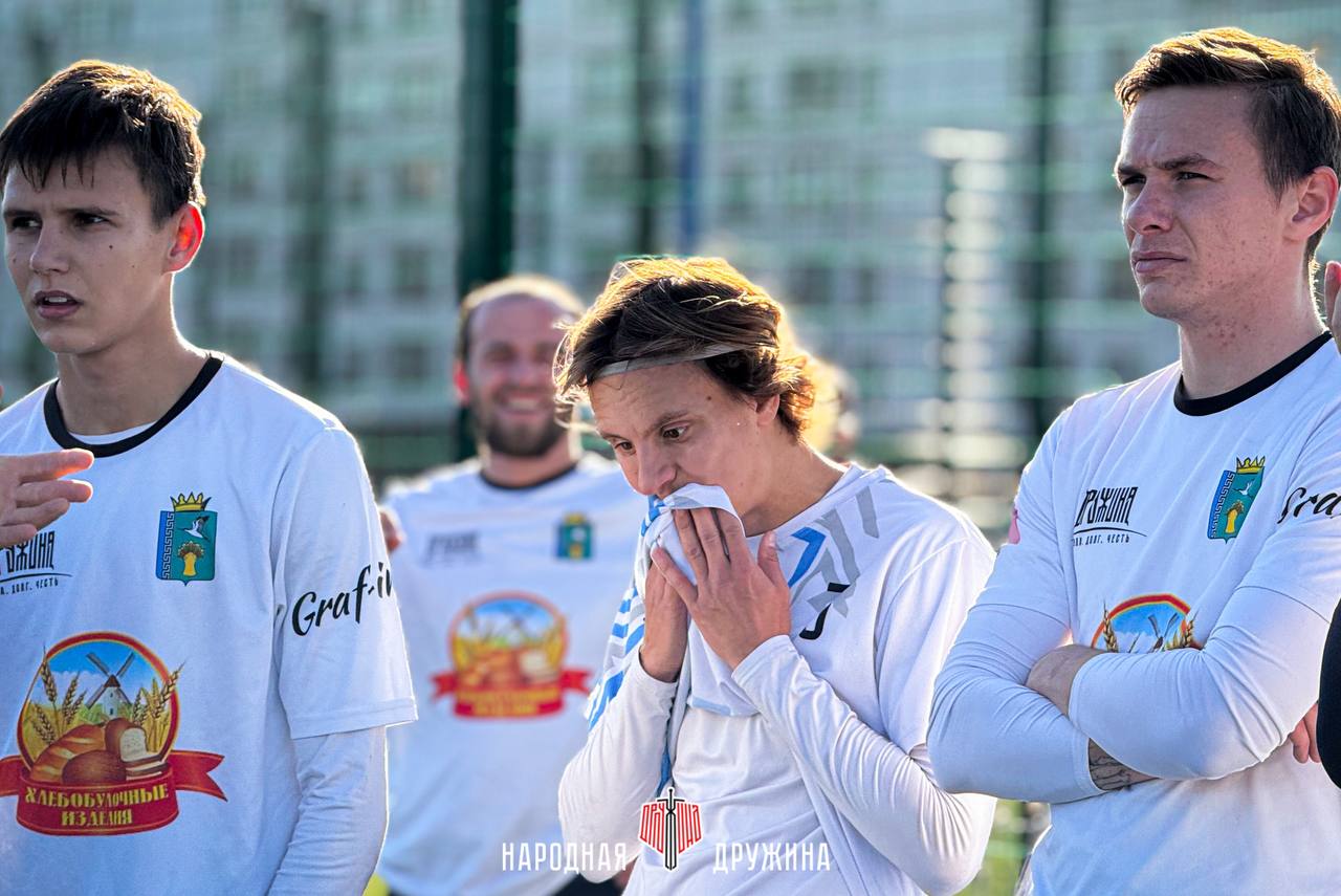 Вырываемся в полуфинал!. Наша команда вырвала победу в четвертьфинале Кубка Города и с гордостью проходит в полуфинал! Со счётом 3:2 ФК «Народная Дружина» из Мангуша обыграла команду «Сигнал-Адамант» из Мариуполя Вырываемся в полуфинал!. Наша команда вырвала победу в четвертьфинале Кубка Города и с гордостью проходит в полуфинал! Со счётом 3:2 ФК «Народная Дружина» из Мангуша обыграла команду «Сигнал-Адамант» из Мариуполя