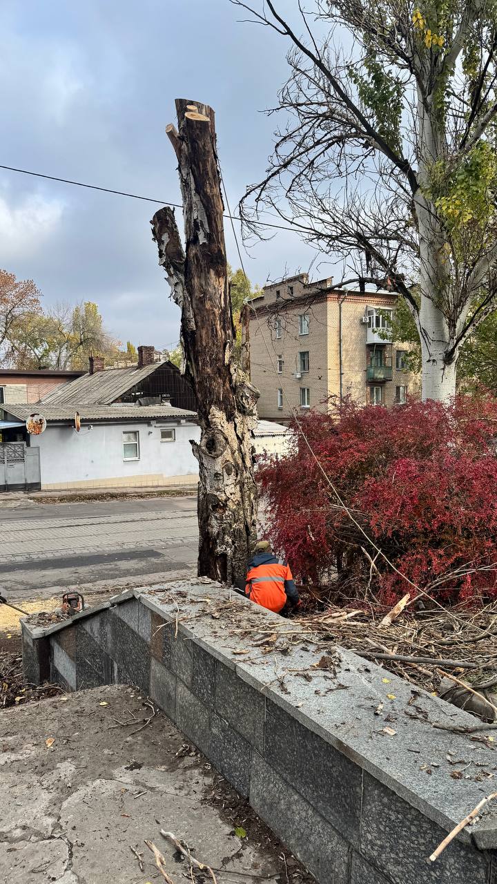 Сегодня, 28.10.2025, сотрудниками МУП АГОД ДНР "ЗЕЛЕНОЕ СТРОИТЕЛЬСТВО Г.ДОНЕЦКА", выполнены работы по уборке аварийных деревьев в Ленинском внутригородском районе города Донецка Сегодня, 28.10.2025, сотрудниками МУП АГОД ДНР "ЗЕЛЕНОЕ СТРОИТЕЛЬСТВО Г.ДОНЕЦКА", выполнены работы по уборке аварийных деревьев в Ленинском внутригородском районе города Донецка