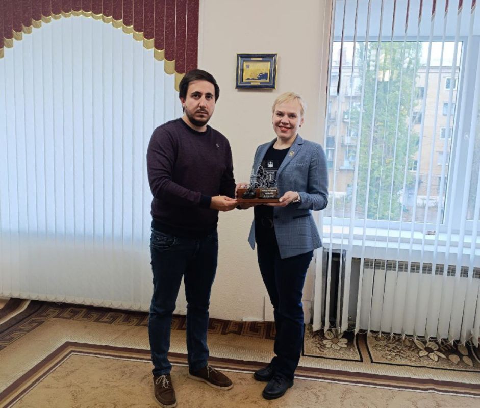 Руководитель штаба общественной поддержки Магаданского регионального отделения партии «Единая Россия» Оксана Литяева встретилась с руководством города Ждановка Руководитель штаба общественной поддержки Магаданского регионального отделения партии «Единая Россия» Оксана Литяева встретилась с руководством города Ждановка
