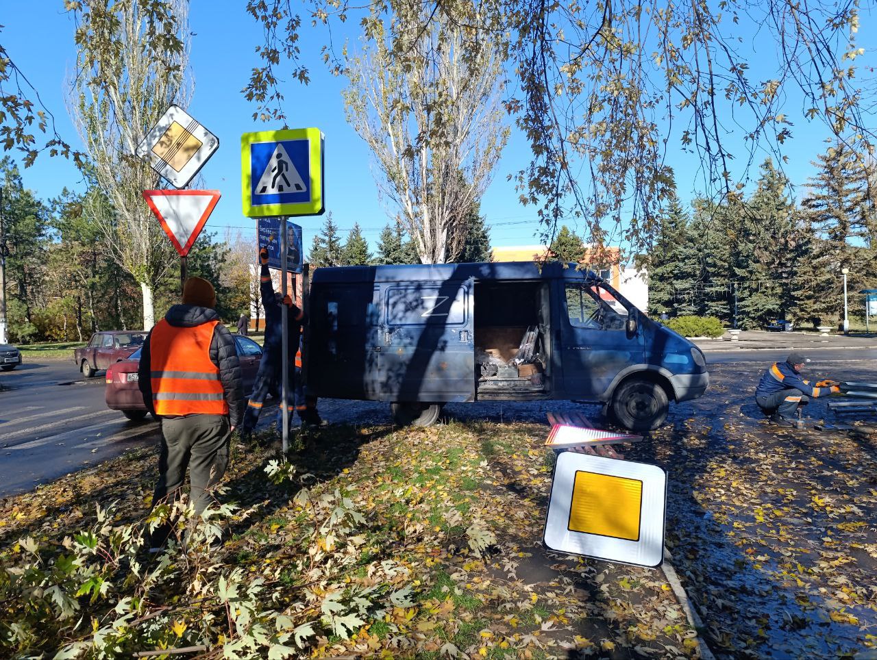 В Ждановке устанавливают дорожные знаки В Ждановке устанавливают дорожные знаки
