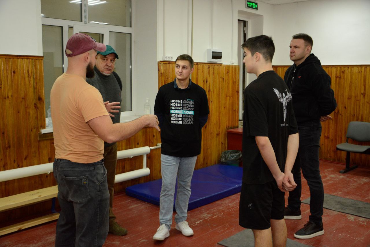 Торез в спортивном ритме. Недавно я побывал в спортивной школе №1 на секции тяжелой атлетики города Тореза Торез в спортивном ритме. Недавно я побывал в спортивной школе №1 на секции тяжелой атлетики города Тореза