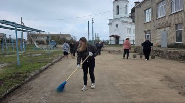 Депутат Мангушского муниципального совета, представитель фракции Всероссийской политической партии «ЕДИНАЯ РОССИЯ» в Мангушском муниципальном совете, Эльвина Ивановна Чекалова, вместе с членами Первичной Организации № 1046...