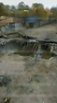 Кадры с украинской стороны: объективный контроль результатов работы 11 гвардейской армии ВВС и ПВО, а также БПЛА по двум мостам в н.п. Покровское. У противника серьезные проблемы с логистикой