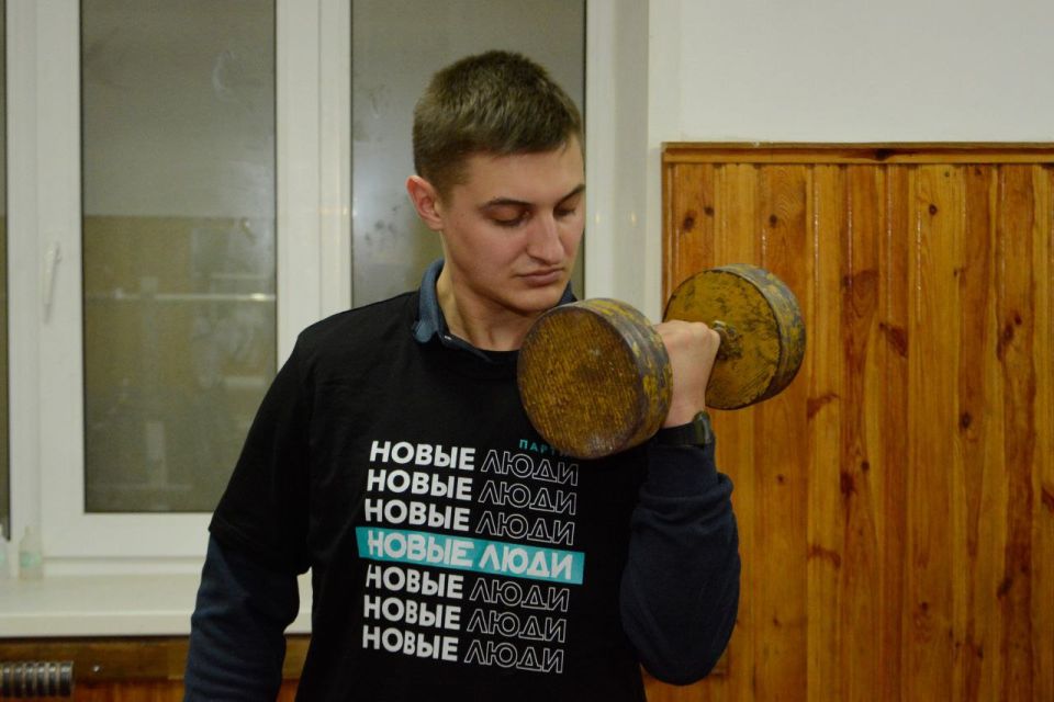 Торез в спортивном ритме. Недавно я побывал в спортивной школе №1 на секции тяжелой атлетики города Тореза Торез в спортивном ритме. Недавно я побывал в спортивной школе №1 на секции тяжелой атлетики города Тореза