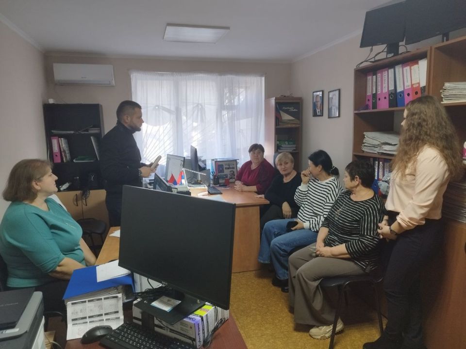 Сегодня депутат Тельмановского муниципального совета Дмитрий Липчанский провел встречу с коллективом Отдела культуры Администрации Тельмановского муниципального округа Сегодня депутат Тельмановского муниципального совета Дмитрий Липчанский провел встречу с коллективом Отдела культуры Администрации Тельмановского муниципального округа