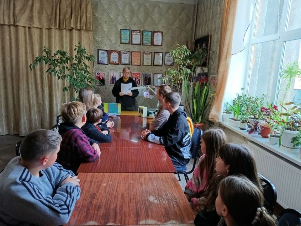 Информационный час. 29 октября в кабинете театра эстрадных миниатюр «Пульс» прошел информационный час для участников коллектива «Разнообразие профессий», на котором ребята узнали много интересного Информационный час. 29 октября в кабинете театра эстрадных миниатюр «Пульс» прошел информационный час для участников коллектива «Разнообразие профессий», на котором ребята узнали много интересного