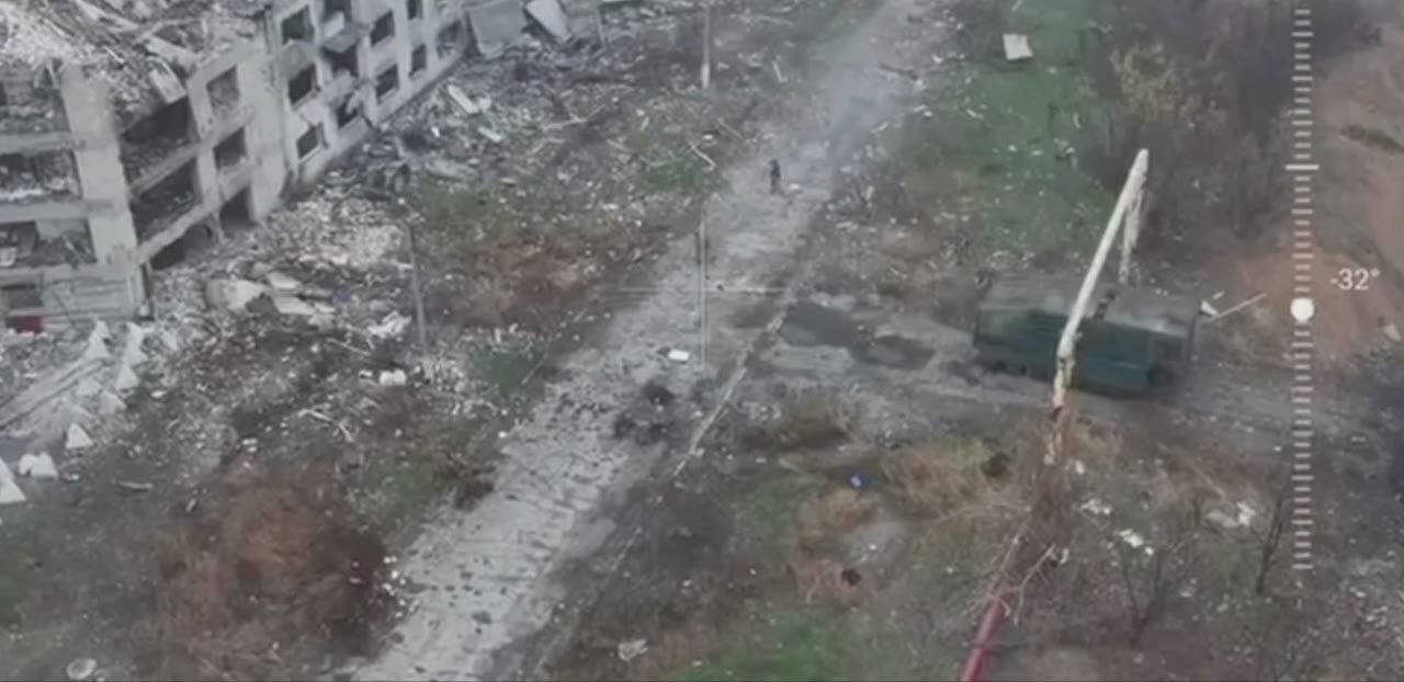 Перемещение и высадка штурмовиков ВС РФ на северной окраине Мирнограда, попавшая в объектив разведывательного дрона ВСУ