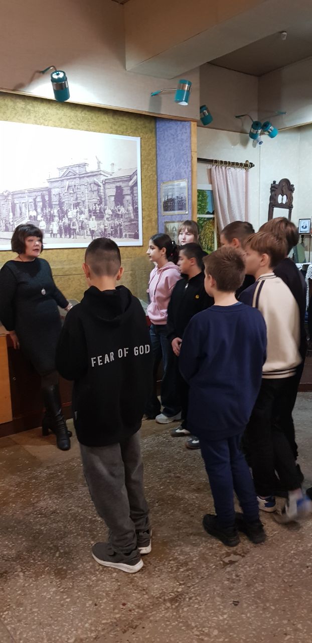 29 октября в МБУ «Музей истории города Харцызска» для учащихся ГБОУ «СШ № 7 Г. О. ХАРЦЫЗСК» и ГБОУ «СШ № 25 Г. О. ХАРЦЫЗСК» прошли краеведческие экскурсии «Харцызск –ты судеб наших взлет» по истории Харцызского края и города... 29 октября в МБУ «Музей истории города Харцызска» для учащихся ГБОУ «СШ № 7 Г. О. ХАРЦЫЗСК» и ГБОУ «СШ № 25 Г. О. ХАРЦЫЗСК» прошли краеведческие экскурсии «Харцызск –ты судеб наших взлет» по истории Харцызского края и города...