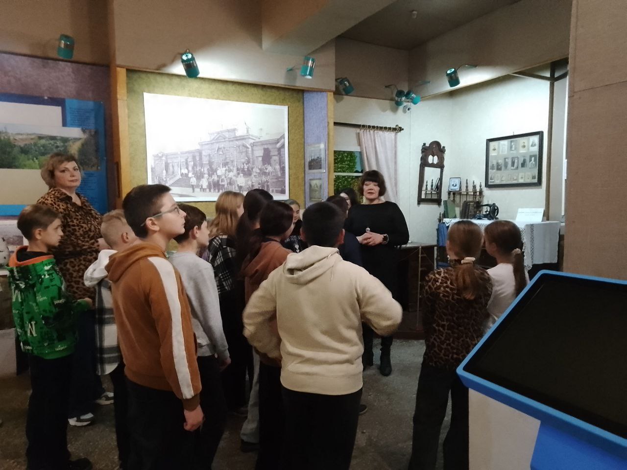 29 октября в МБУ «Музей истории города Харцызска» для учащихся ГБОУ «СШ № 7 Г. О. ХАРЦЫЗСК» и ГБОУ «СШ № 25 Г. О. ХАРЦЫЗСК» прошли краеведческие экскурсии «Харцызск –ты судеб наших взлет» по истории Харцызского края и города... 29 октября в МБУ «Музей истории города Харцызска» для учащихся ГБОУ «СШ № 7 Г. О. ХАРЦЫЗСК» и ГБОУ «СШ № 25 Г. О. ХАРЦЫЗСК» прошли краеведческие экскурсии «Харцызск –ты судеб наших взлет» по истории Харцызского края и города...